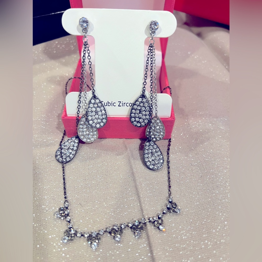 Earring and necklace set